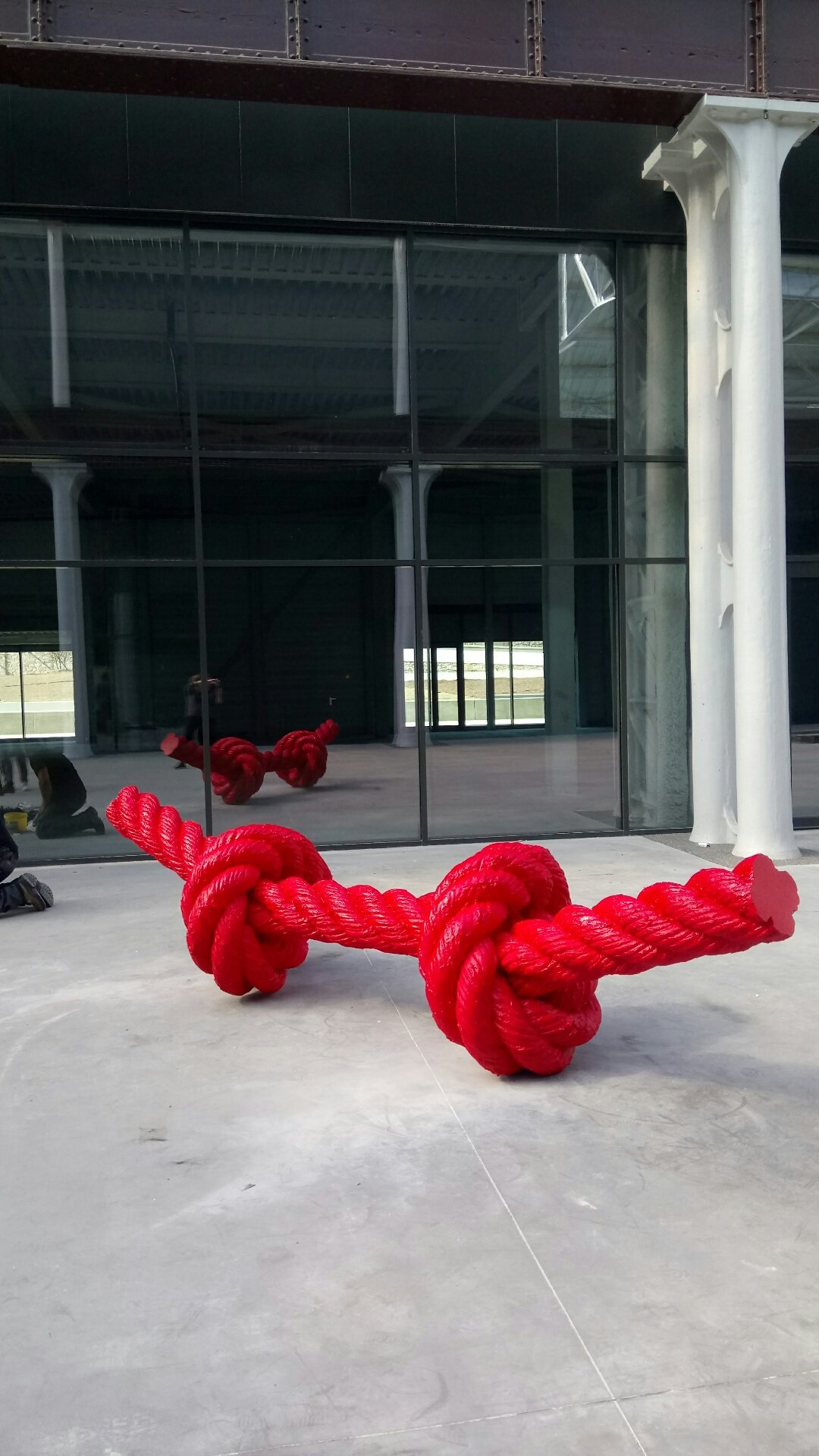 Pose de l’œuvre Double Noeud  de Lilian Bourgeat, sculpteur dijonnais, sur Hall 1. (mise en œuvre d’art :   Belugart)