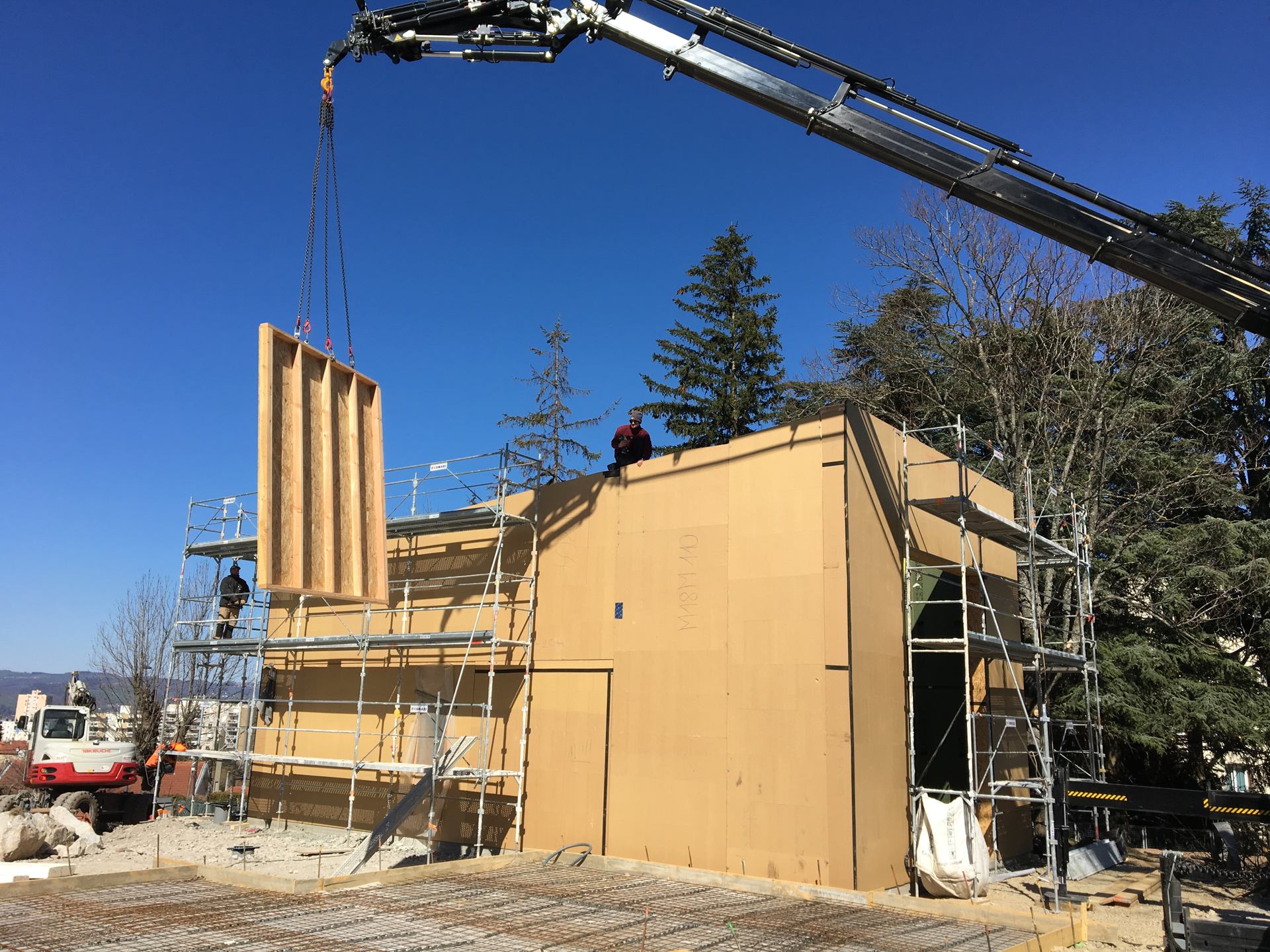 Les Jardins Clemenceau phase 2:  Démarrage de la pose des murs et de la toiture préfabriqués en bois paille de la 1ère des 5 maisons passives en 24h chrono !