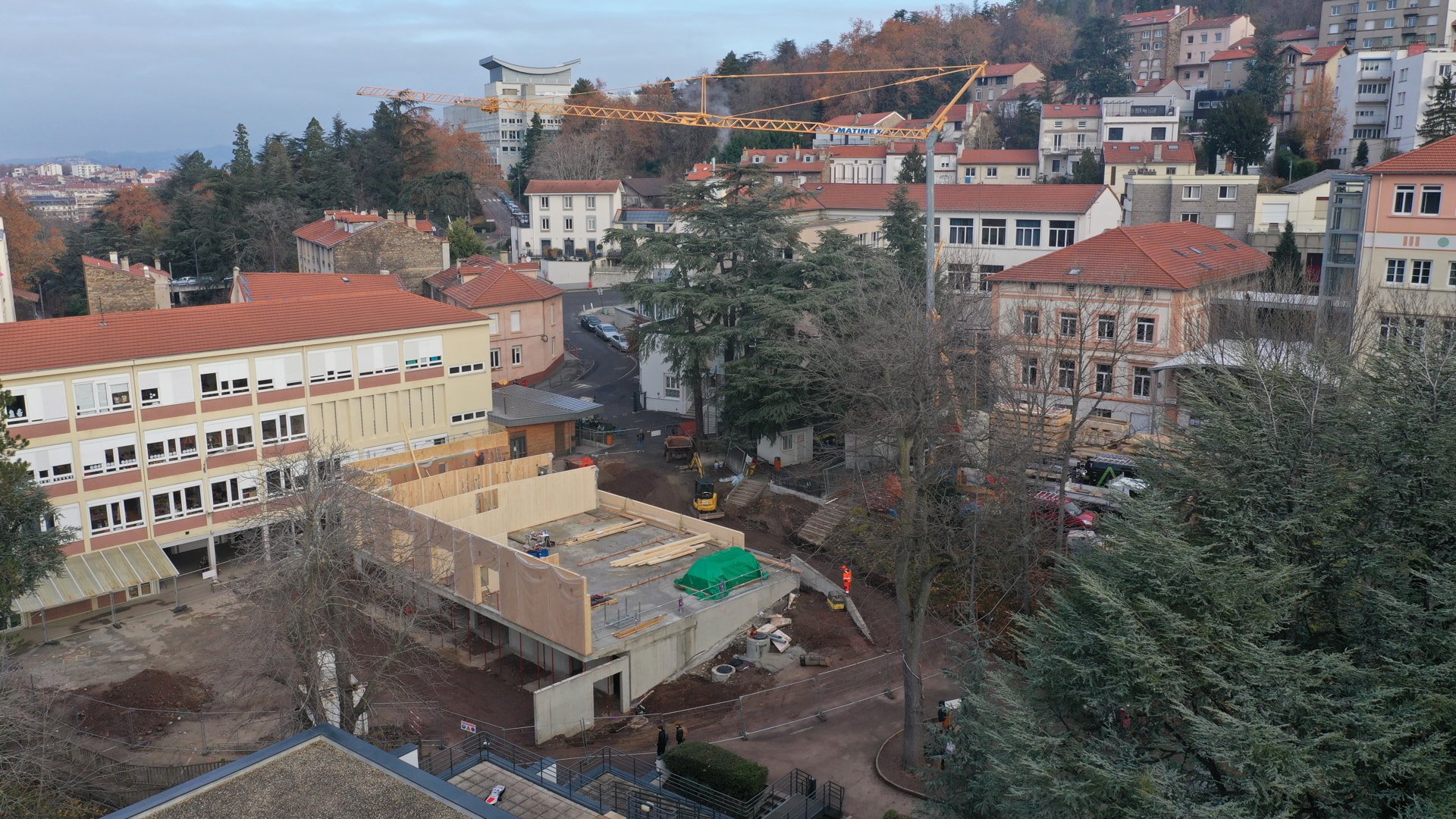 ACTUALITE : Pose du CLT bois/paille projet d’extension Passivhaus -Campus Saint-Michel à Saint-Etienne.