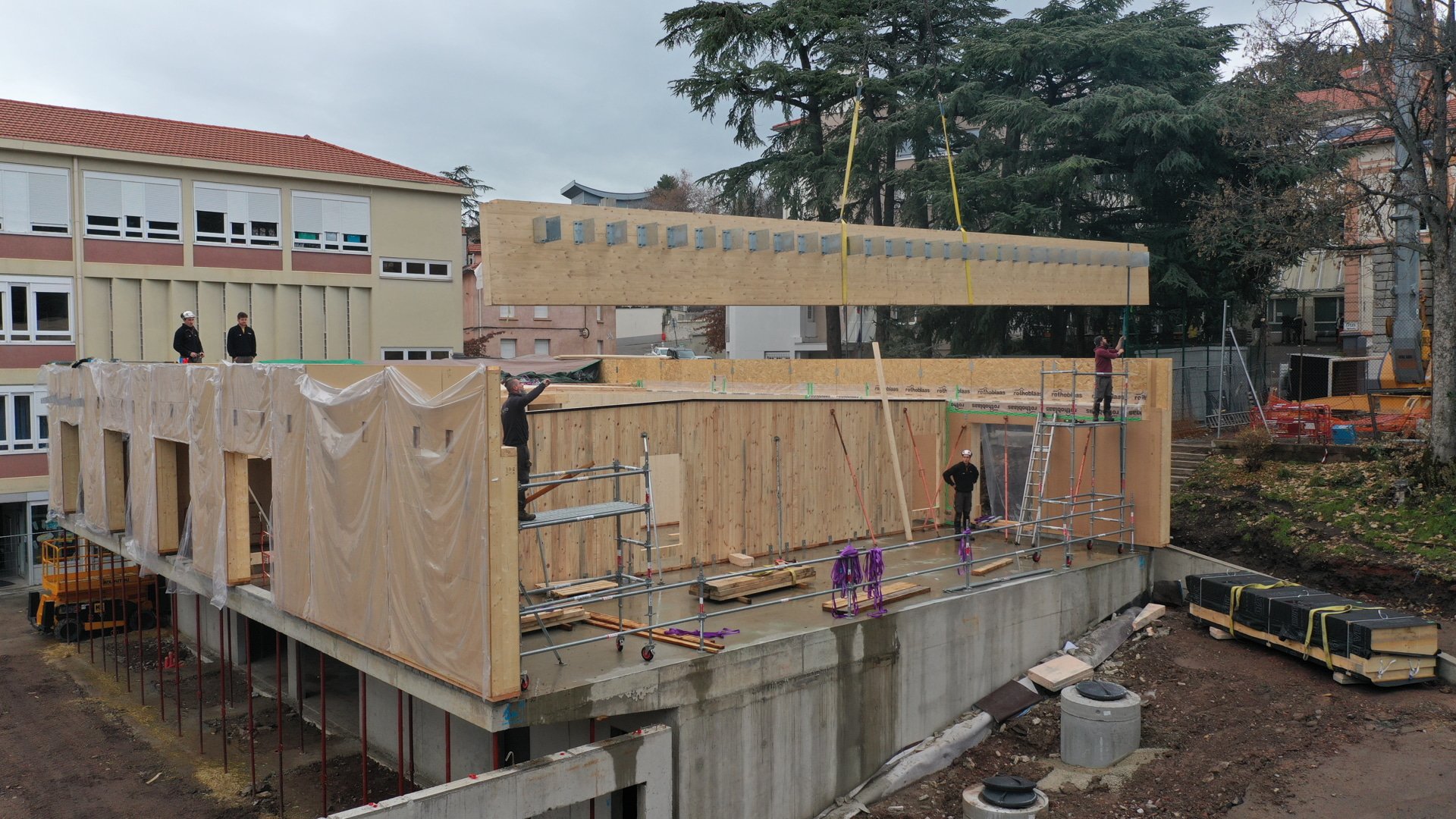 ACTUALITE : Avancement de la pose de la structure bois pour le projet d’extension Passivhaus au sein du Campus Saint-Michel à Saint-Etienne.